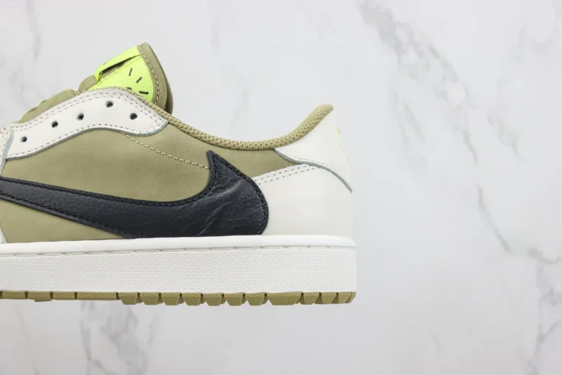 Tênis Travis Scott x Air Jordan 1 Low - Golf